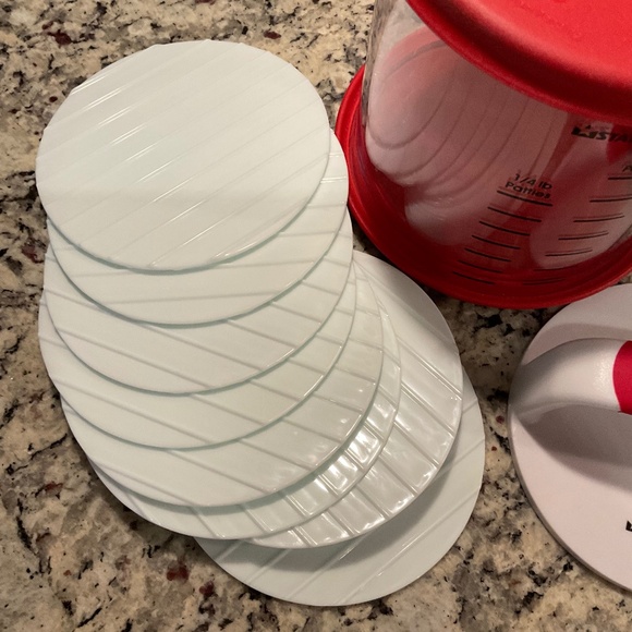 Starfrit Hamburger Patty Maker with 8 Discs and Airtight Lid - Picture 5 of 9